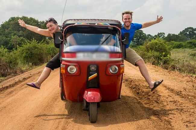 විදේශිකයින්ට ත්‍රීරෝද රථ ලබාදීමේදී හිමිකරුවන්ට නීති මාලාවක්