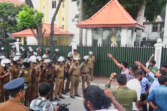 සෞඛ්‍ය අමාත්‍යාංශය ඉදිරිපිට විරෝධය දැක්වූ 27ක් අත්අඩංගුවට