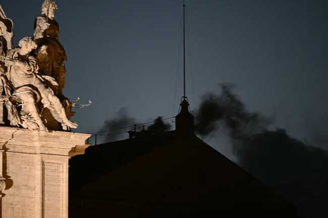 නව පාප් වහන්සේ තෝරා ගැනීමේ දෙවෙනි අවස්ථාවෙන් පසුවත් කළු දුමාරයක්