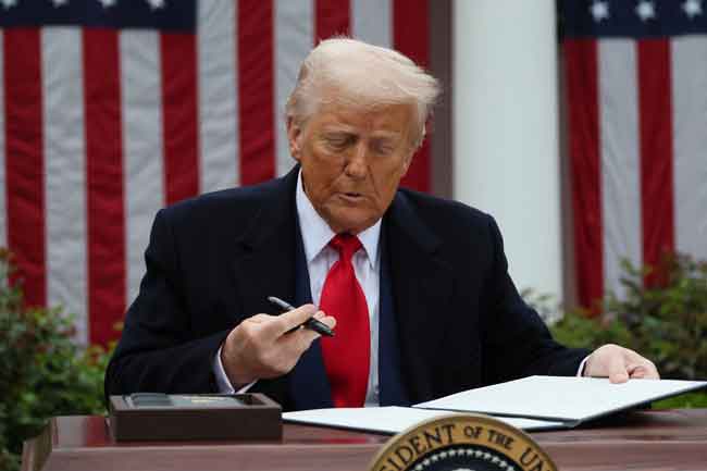 ට්‍රම්ප්ගේ තීරුබදු ප්‍රතිපත්තිය ක්‍රියාත්මක කිරීමට යළි අවසර