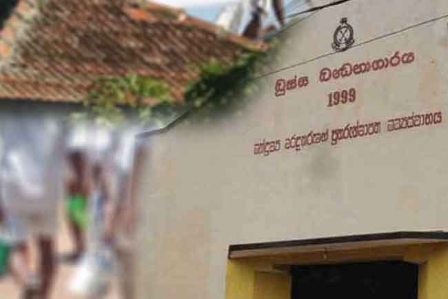 බූස්ස බන්ධනාගාරයේ රැඳවියන් දෙදෙනෙකු අදත් වහළය උඩට