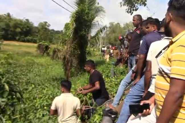 මාංචු පිටින් කිඹුල්ලු ඉන්න වතුර වළට පැන්න සැකකරු