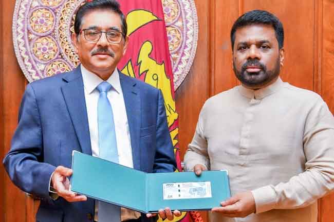 මහ බැංකුවේ 75 වන සැමරුමට රු 2,000 නව සමරු නෝට්ටුව ජනපතිට පිළිගැන්වේ
