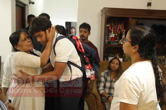 තාත්තාගේ ලොකුම ආශාව සිතේ දරන් දුනිත් දිවයිනෙන් පිටව යයි