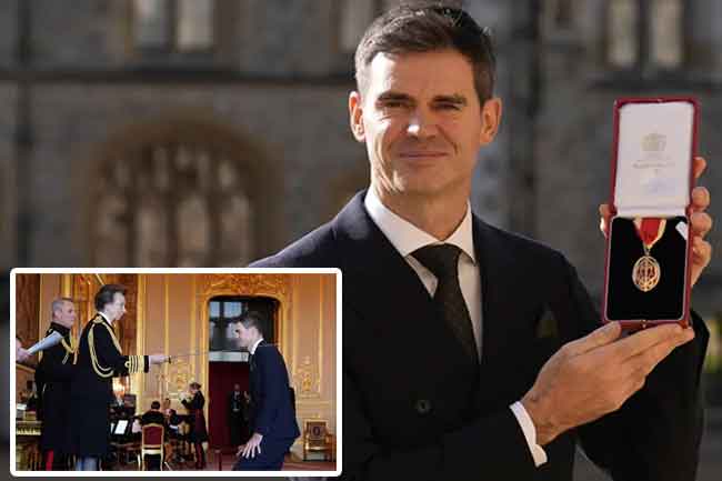 ජේම්ස් ඇන්ඩර්සන්ට නයිට් පදවිය පිරිනමයි