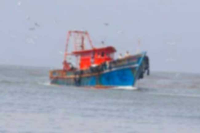 ගිනිකොනදිග මුහුදේ දී ධීවර යාත්රාවක් අනතුරට