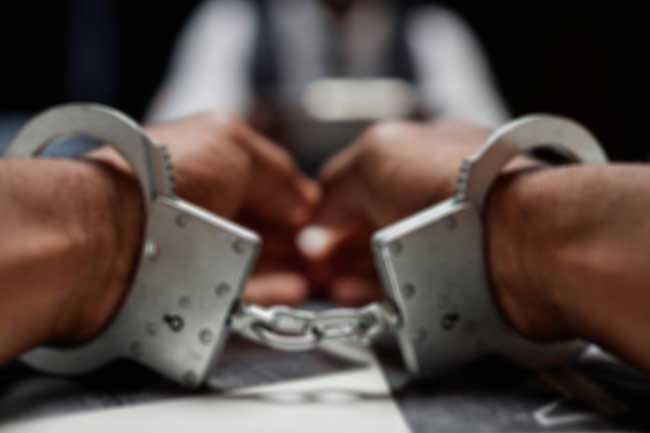 සුරාබදු නිලධාරීන් 5ක් CID අත්අඩංගුවට