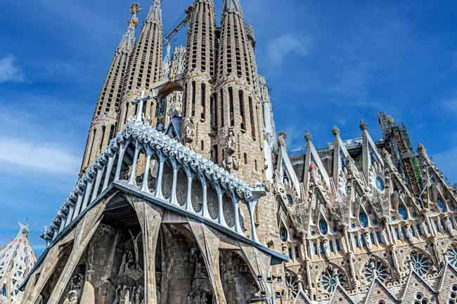 ලොව උසම පල්ලිය බවට ‘සග්රඩා ෆැමිලියා’ පත්වෙයි ලොව උසම පල්ලිය බවට ‘සග්රඩා ෆැමිලියා’ පත්වෙයි