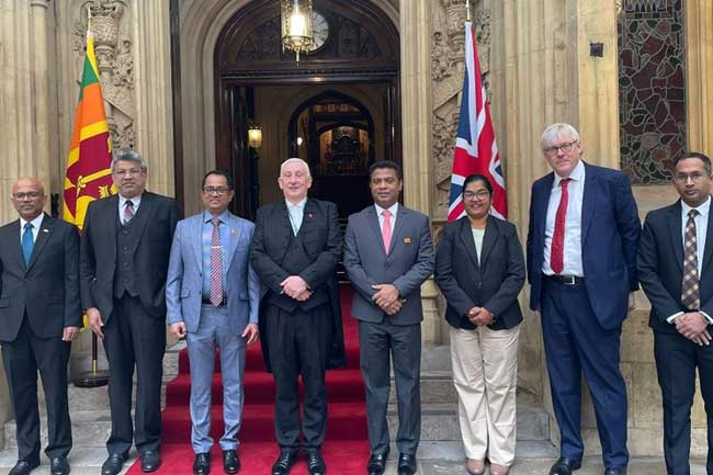 ශ්රී ලංකා පාර්ලිමේන්තු දූත පිරිසක්  එක්සත් රාජධානියේ නිල සංචාරයක