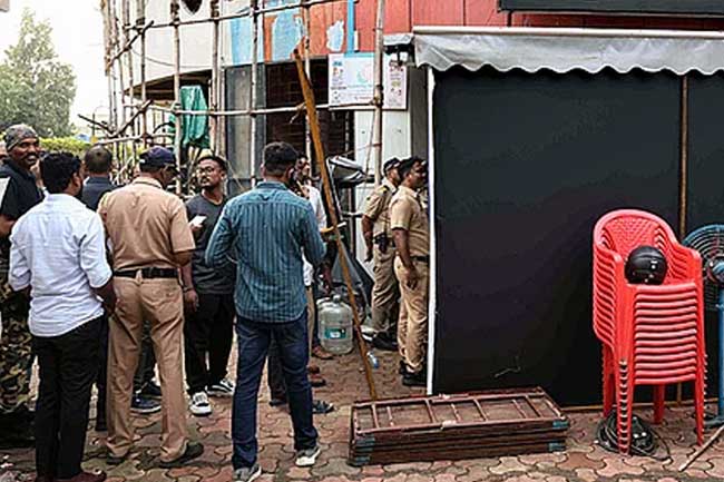 ඉන්දියාවේ ළමයින් ප්රාණඇපයට ගත්  අයෙක් පොලිස් වෙඩි පහරින් මරුට ඉන්දියාවේ ළමයින් ප්රාණඇපයට ගත්  අයෙක් පොලිස් වෙඩි පහරින් මරුට