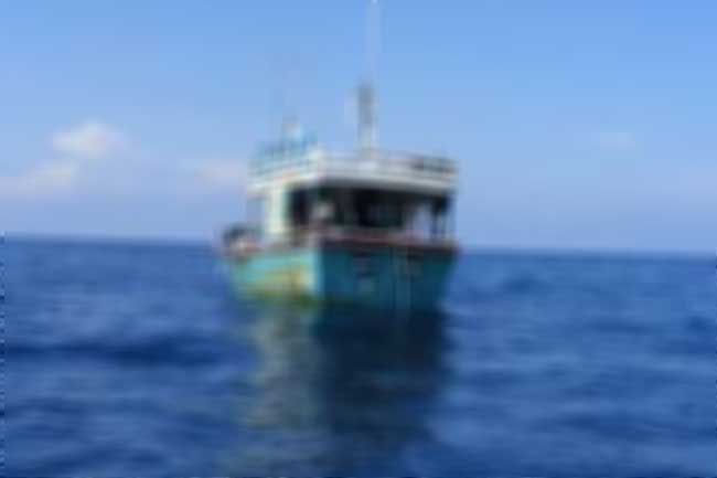 ගැඹුරු මුහුදේදී ධීවර යාත්‍රාවක් නාවික හමුදා භාරයට