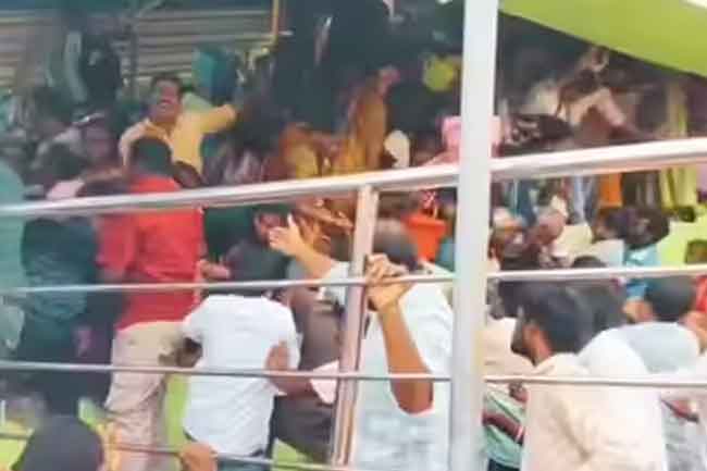 ඉන්දියාවේ කෝවිලක තෙරපීමකින් 10ක් මරුට ඉන්දියාවේ කෝවිලක තෙරපීමකින් 10ක් මරුට