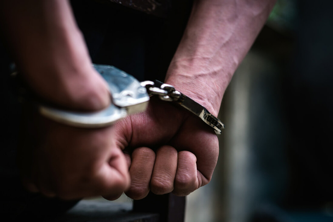 අපරාධ රැසකට වරෙන්තු නිකුත් වී සිටි අයෙකු අත්අඩංගුවට