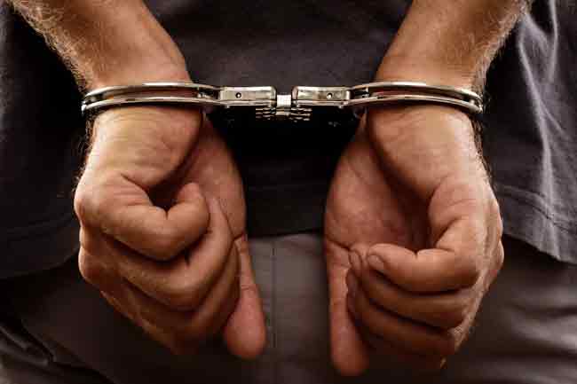 නීති විරෝධීව මැණික් ගැරූ පුද්ගලයෙකු අත්අඩංගුවට