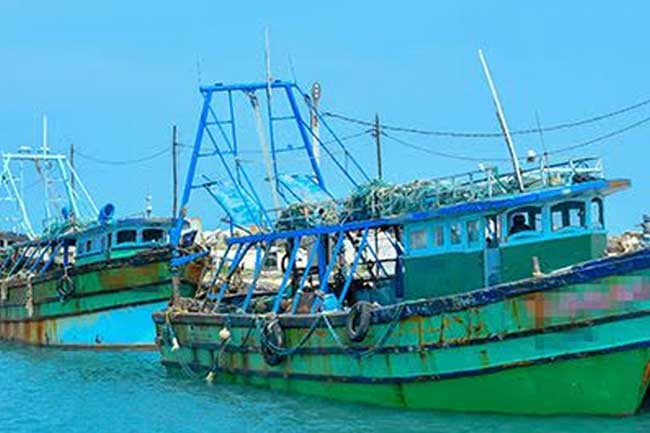 ඉන්දීය ධීවර යාත්‍රා 4ක් උතුරු මුහුදේ දී නාවික හමුදා භාරයට