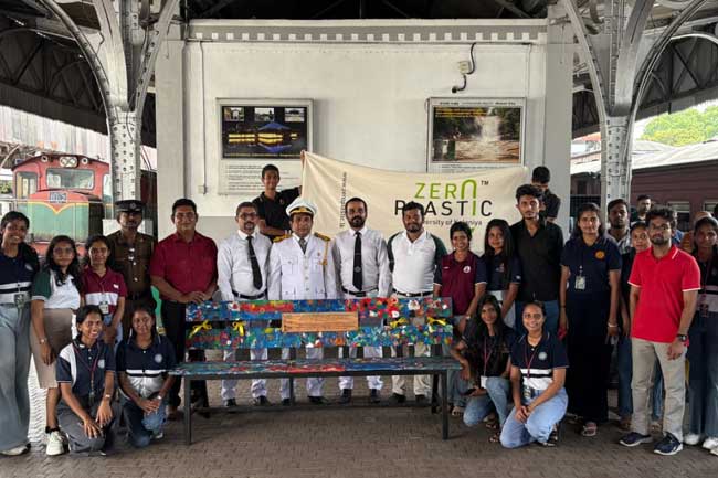 ඉවතලන ප්ලාස්ටික් බෝතල් මූඩීවලින් නිර්මාණය කරන ලද වේදිකා බංකුවක් මරදාන දුම්රිය ස්ථානයට