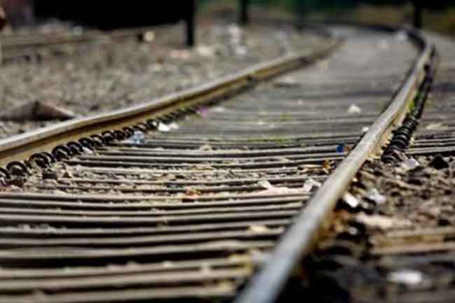 මෝටර් රථයක් දුම්රියක ගැටී වනවාසල දී අනතුරක්