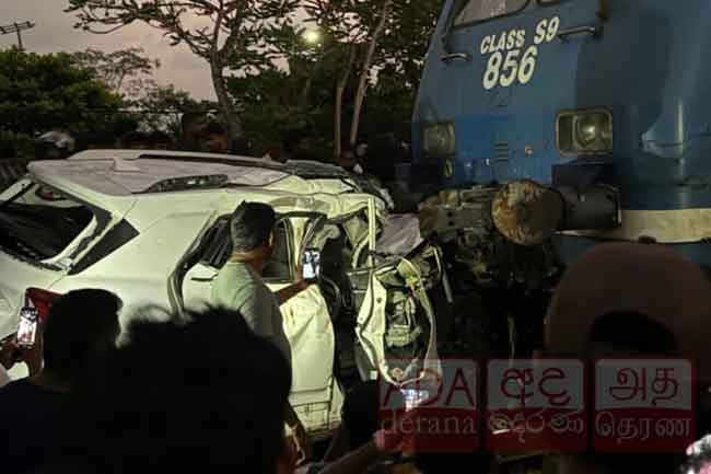 මෝටර් රථයක් දුම්රියක ගැටී වනවාසල දී අනතුරක්