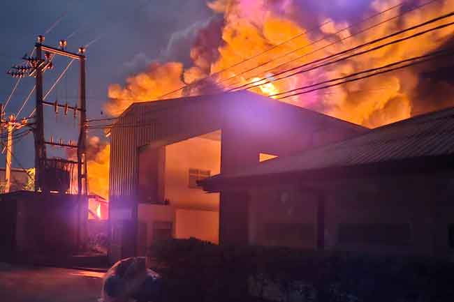 පල්ලෙකැලේ ගිනිපෙට්ටි කම්හලක ගින්නක්