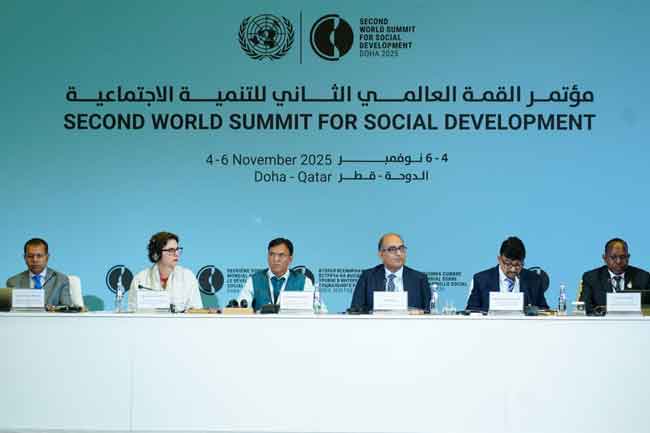 'දරිද්‍රතාව පිටුදකින ගමනට ජාත්‍යන්තර අත්දැකීම් වැදගත්' - කම්කරු නි.අමාත්‍ය මහින්ද ජයසිංහ