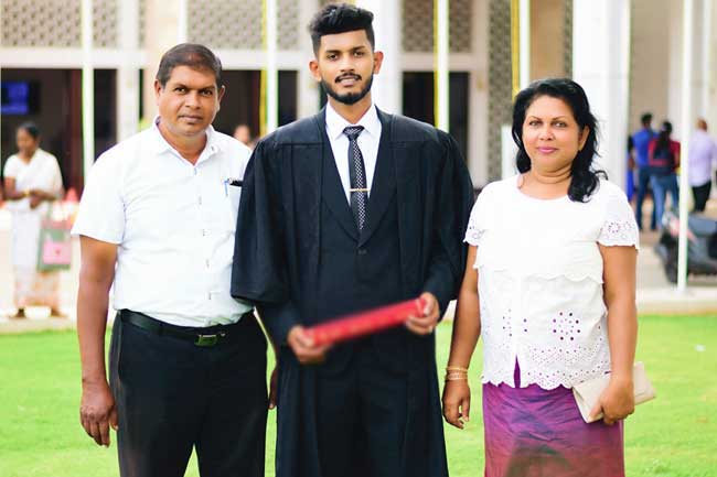 කුඩු සමග හසුවූ විදුහල්පතිගේ මාලිමා මන්ත්‍රී බිරිඳ කොස්ගොඩ සුජීගේ ඥාතිවරියක්