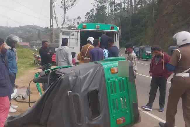 ත්‍රීරෝද රථයක් පෙරළී පස් දෙනෙකු රෝහලට