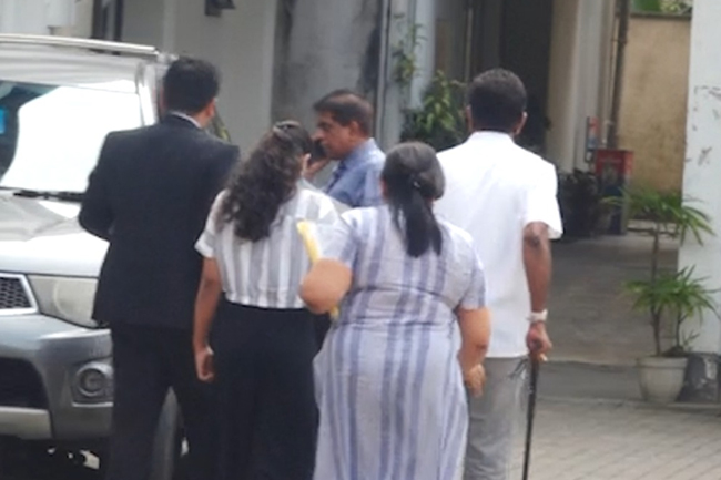 කෙහෙළිය, බිරිඳ සහ දියණිය  අල්ලස් කොමිසමට