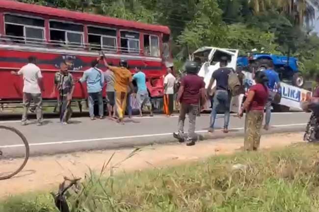 බස් - ලොරි අනතුරක්