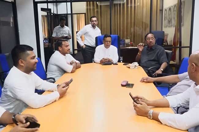 21 රැලිය ගැන සාකච්ඡාවට නාමල් දස වසරකට පසු ශ්‍රීලනිප මූලස්ථානයට