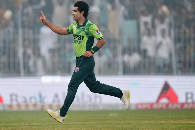 පාකිස්තාන වේග පන්දු ක්‍රීඩක නසීම් ෂා ගේ නිවසට වෙඩි ප්‍රහාරයක්