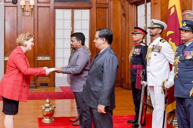 රාජ්‍ය තාන්ත්‍රිකයින් 5ක් අක්තපත්‍ර භාරදෙයි