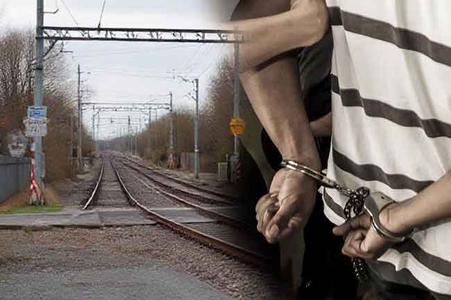 රාජකාරී වේලාවේ මත්පැන් පානය කළ දුම්රිය ගේට්ටු ක්‍රියාකරුවෙකු අත්අඩංගුවට