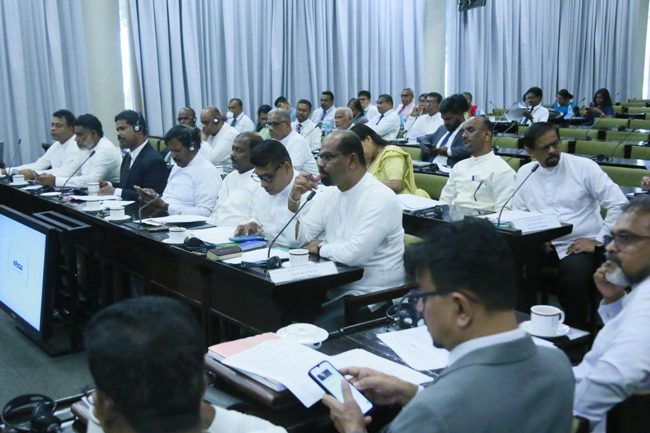 රාජ්‍ය සේවය සම්බන්ධයෙන් යෝජනා හා අදහස් ඇතුළත් අතුරු වාර්තාවක් අමාත්‍යාංශයීය උපදේශක කාරක සභාවට