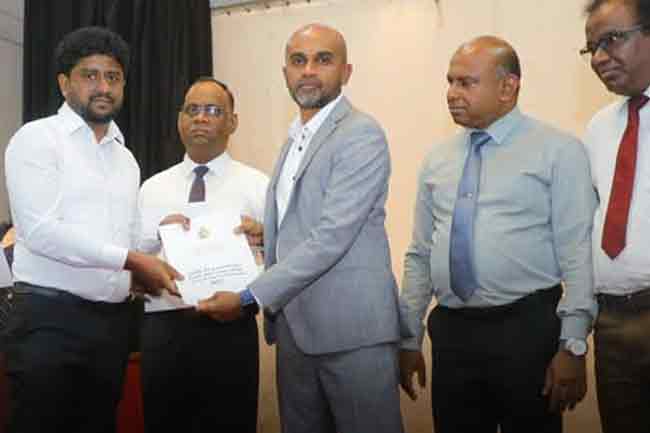 දුම්රිය රියදුරු සහ නියාමක තනතුරු සඳහා සුදුසුකම් ලත් පිරිසකට පත්වීම් ලිපි 