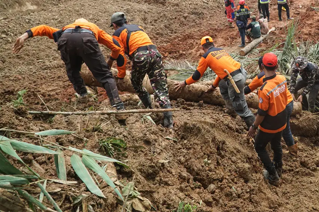 ඉන්දුනීසියාවේ නායයෑමෙන් 11ට දිවි අහිමි වෙයි - 12ක් තවමත් අතුරුදන්