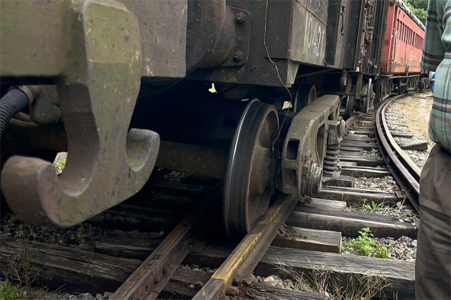 උඩරට දුම්රිය මාර්ගයේ පීලි පැනීමක්