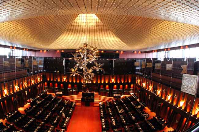 කන්ටේනර් නිදහස්කිරීම ගැන තේරීම් කාරක සභාවක් පත්කිරීමට යෝජනාවක්