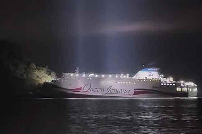 දකුණු කොරියානු මගී යාත්‍රාවක් ගල්පරයක ගැටී අනතුරක්