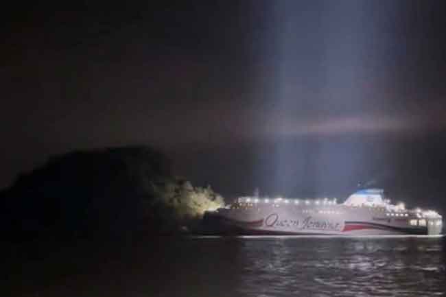 දකුණු කොරියානු මගී නෞකාවක් අනතුරට පත්වෙයි