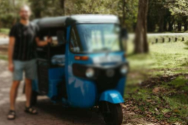 විදේශිකයින්ට ත්‍රීරෝදරථ රියැදුරු බලපත්‍ර නිකුත් කිරීම ගැන දැනුම්දීමක්