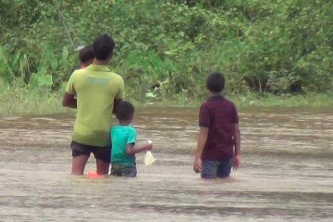 සුළු ගංවතුර තත්ත්වයක් ගැන ප්‍රදේශ රැසකට අනතුරු ඇඟවීම්