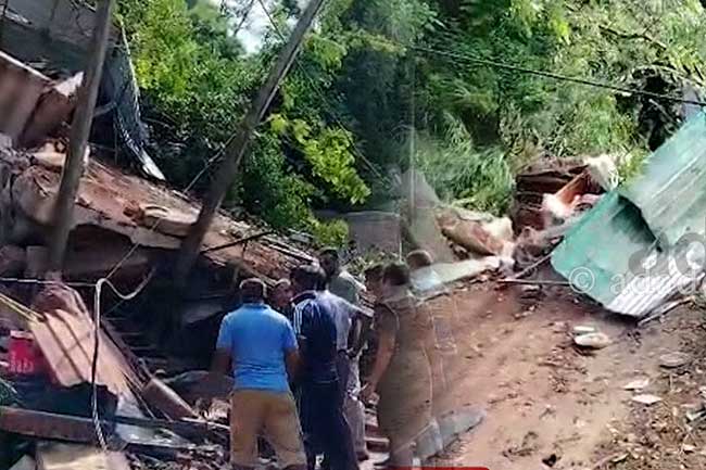 කඩුගන්නාවේ වෙළඳසැලක් මතට පස් කන්දක් කඩා වැටීමෙන් එක් අයෙක් ජීවිතක්ෂයට