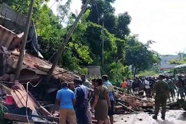 කඩුගන්නාව ප්‍රදේශයෙන් කොළඹ - නුවර මාර්ගයට පස් කඳු කඩාවැටීමක්