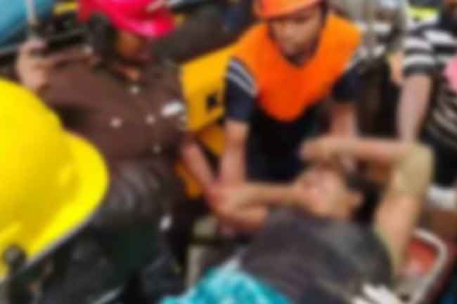 පහළ කඩුගන්නාව නායයෑම් ස්ථානයේ සිරව සිටි කාන්තාවක් බේරා ගනියි