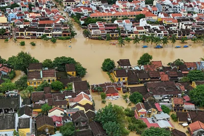 වියට්නාමයේ ගංවතුරින් මියගිය ගණන 90ක් දක්වා ඉහළට