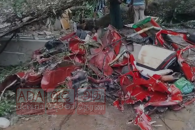 ත්‍රීරෝද රථයක් මතට ගසක් කඩා වැටී සිදු වූ අනතුරින් අයෙක් මරුට