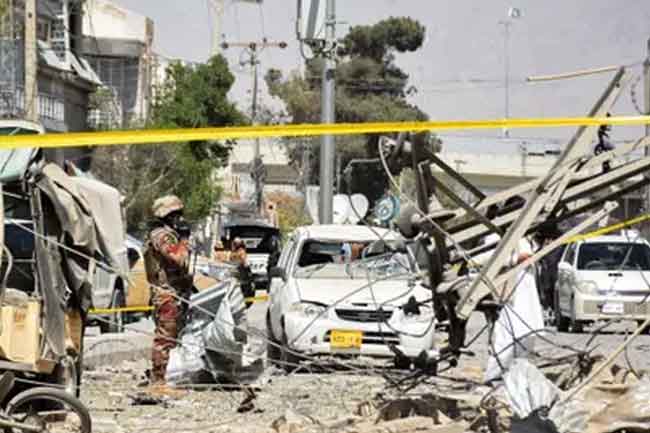 පාකිස්තානයේ පැරාමිලිටරි හමුදා මූලස්ථානයකට  මරාගෙන මැරෙන බෝම්බ ප්‍රහාරයක්