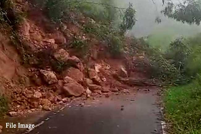 හල්දුම්මුල්ලේ පස් කන්දක් නායයයි - රථ වාහන ධාවනයට බාධා