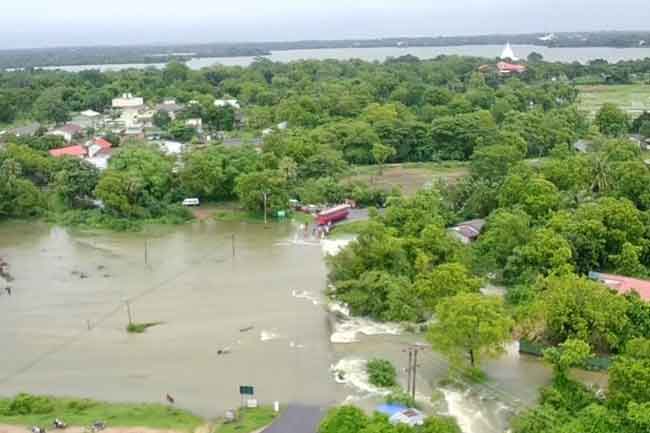 ගල්ඔයට සුළු ගංවතුරක් - මඩකලපුවේ ගංගා ද්‍රෝණි තුනකටත් අනතුරු ඇඟවීම්