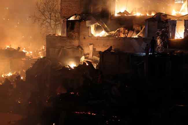 ඩකාහි නිවාස පෙළක ගින්නක් - නිවාස 1,500ක් විනාශ වෙයි